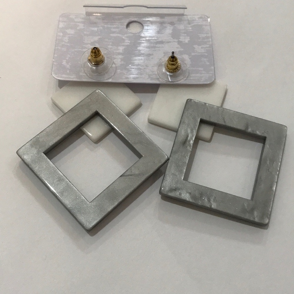 🆕 Gray & White Square Acrylic Earrings - Picture 5 of 5
